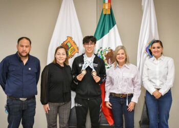 FELICITA ALCALDESA A DESTACADO ATLETA NIGROPETENSE DE LA NATACIÓN