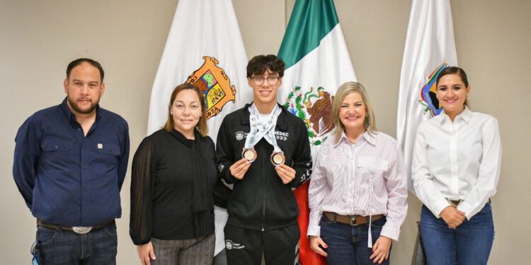 FELICITA ALCALDESA A DESTACADO ATLETA NIGROPETENSE DE LA NATACIÓN