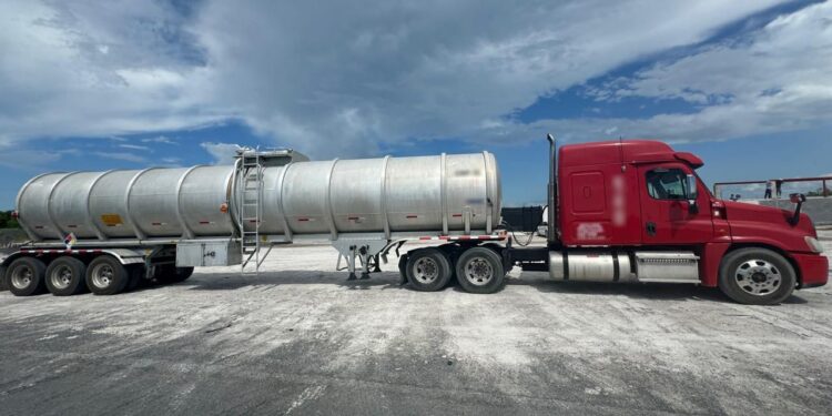 EN TAMAULIPAS, GN ASEGURA DOS TRACTOCAMIONES CON 103 MIL LITROS DE HIDROCARBURO DE POSIBLE PROCEDENCIA ILÍCITA