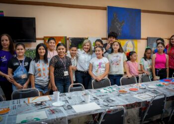 Saluda Alcaldesa a niños de campamento de verano en Casa de las Artes