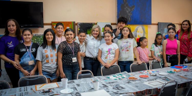 Saluda Alcaldesa a niños de campamento de verano en Casa de las Artes