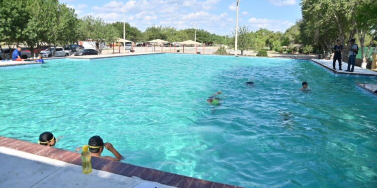 Cientos de familias han acudido a la alberca publica luego de su reapertura