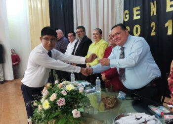 Exhorta director de secundaria a seguir escalando peldaños hasta lograr una carrera