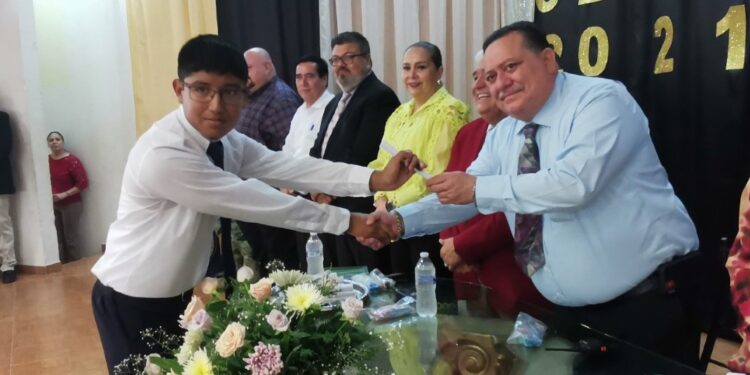 Exhorta director de secundaria a seguir escalando peldaños hasta lograr una carrera