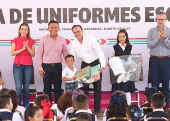 INICIAMOS LA ENTREGA DE UNIFORMES EN TODAS LAS ESCUELAS RURALES DE COAHUILA: MANOLO