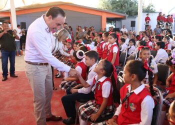 CON MÁS EDUCACIÓN MEJOR PRESENTE Y FUTURO PARA LAS NUEVAS GENERACIONES: MANOLO