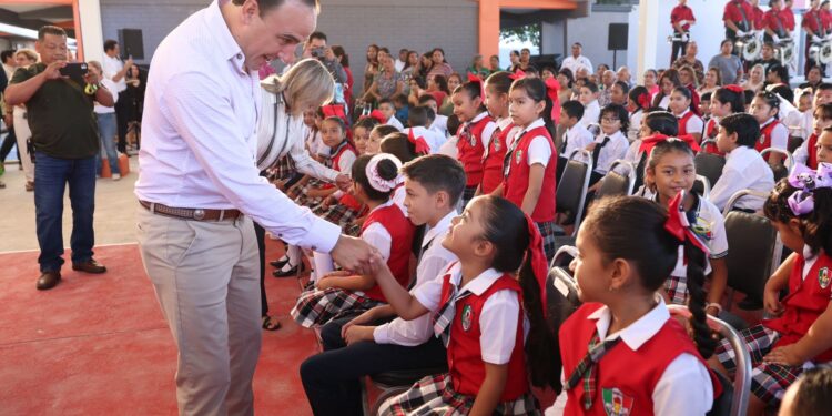 CON MÁS EDUCACIÓN MEJOR PRESENTE Y FUTURO PARA LAS NUEVAS GENERACIONES: MANOLO