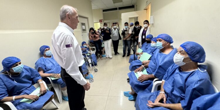 Ofrece DIF estatal cirugías gratuitas de cataratas