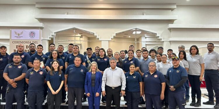 RECONOCE ALCALDESA HEROÍSMO DE BOMBEROS