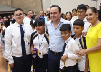 Manolo arranca entrega de más de 500 mil paquetes de útiles escolares