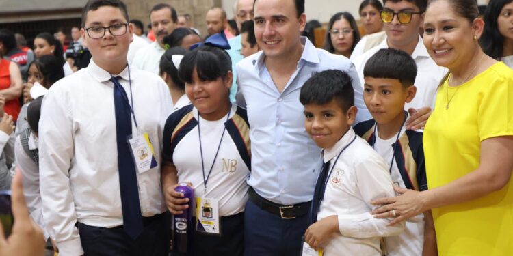 Manolo arranca entrega de más de 500 mil paquetes de útiles escolares