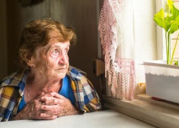 Abuelos que viven solos sufren deshidratación por altas temperaturas y otros males