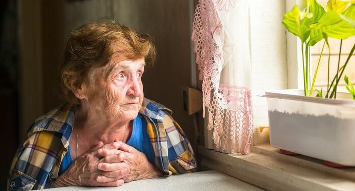 Abuelos que viven solos sufren deshidratación por altas temperaturas y otros males