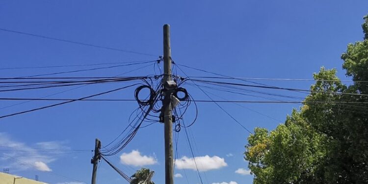 Ahora van contra las compañías “Cableras” para que retiren sus redes que no usan