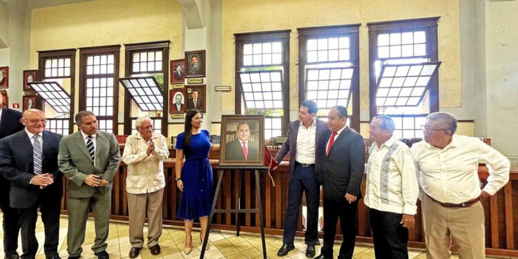 Develan en Ateneo Fuente de la UAdeC la Fotografía del ex Director Marco Antonio Contreras Becerra