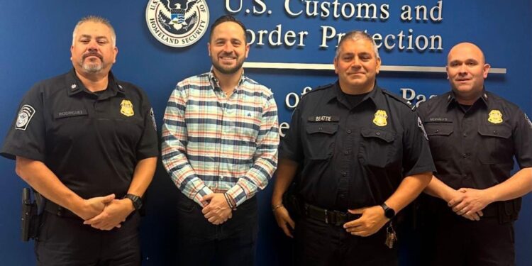 SE REÚNE ALCALDE ELECTO DE PIEDRAS NEGRAS JACOBO RODRÍGUEZ CON EL DIRECTOR DEL PUERTO DE EAGLE PASS (CBP), PETE BEATTIE. INTERCAMBIAN PUNTOS DE VISTA Y SE COMPROMETEN A TRABAJAR EN COLABORACIÓN.