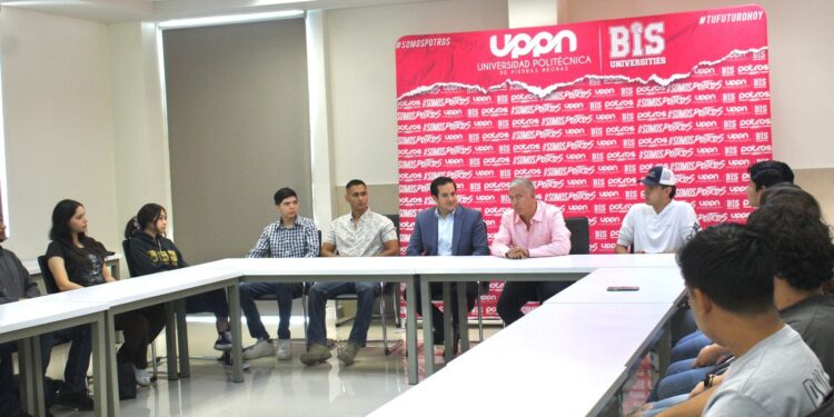 Concluye el Diputado Local Guillermo Ruiz Entrega de Becas