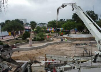 Vacían concreto hidráulico en la Plaza Benjamín Canales