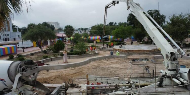 Vacían concreto hidráulico en la Plaza Benjamín Canales
