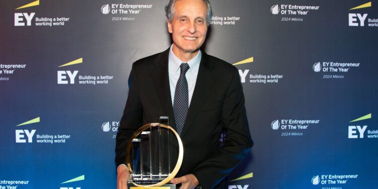 Daniel Servitje, presidente ejecutivo de Grupo Bimbo, es nombrado Ganador Nacional de EY Entrepreneur Of The Year™ 2024 México