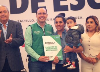 ENTREGA MANOLO MÁS DE MIL 800 ESCRITURAS EN COAHUILA