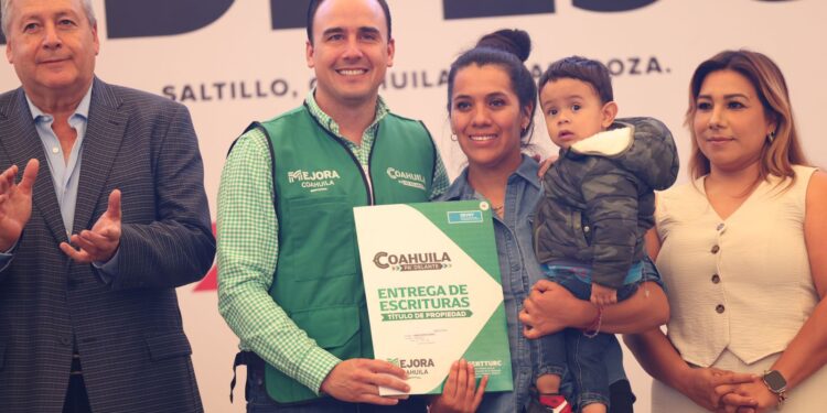 ENTREGA MANOLO MÁS DE MIL 800 ESCRITURAS EN COAHUILA