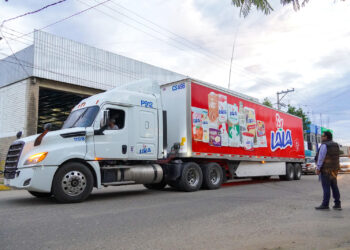 Fundación Lala entrega 50 mil litros de leche a familias damnificadas por el huracán John en Guerrero y Oaxaca