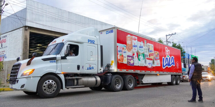 Fundación Lala entrega 50 mil litros de leche a familias damnificadas por el huracán John en Guerrero y Oaxaca