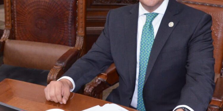 Presenta Guillermo Ruiz iniciativa para mejorar el servicio de transporte para Adultos Mayores