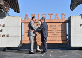 Acuña y Del Rio refrendan su amistad en ceremonia del Abrazo