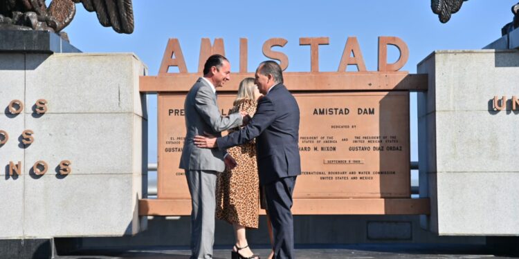 Acuña y Del Rio refrendan su amistad en ceremonia del Abrazo