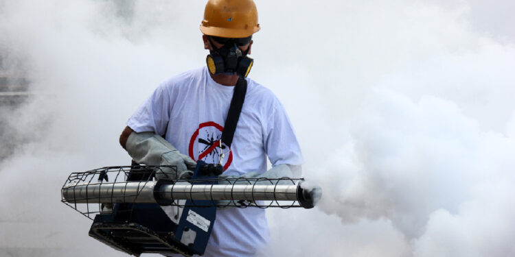 Ante casos de Dengue fumigan panteones de Piedras Negras.