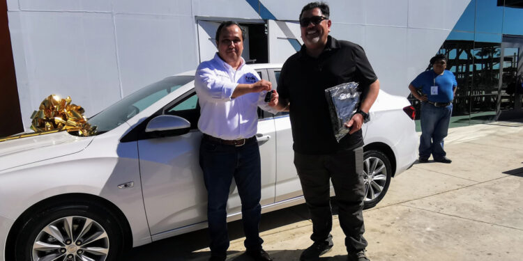 Recibe auto del año ganador del sorteo “Gana cumpliendo con el pago de tu predial”.