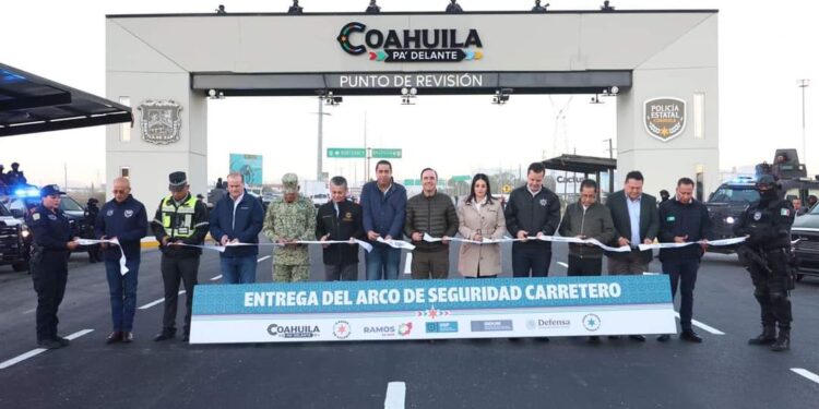 INAUGURA MANOLO  PRIMER ARCO DE SEGURIDAD CARRETERO EN COAHUILA
