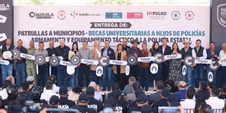 ENTREGAN PATRULLAS, ARMAS Y BECAS PARA FORTALECER SEGURIDAD EN COAHUILA