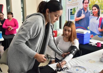 Vacunan contra la influenza y Covid a estudiantes de la UTNC en municipio de Nava