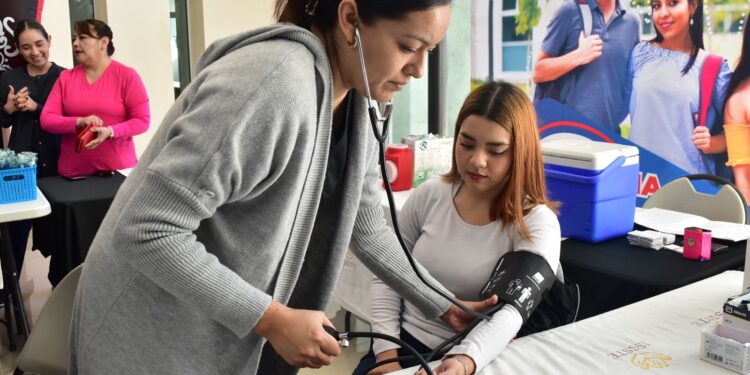 Vacunan contra la influenza y Covid a estudiantes de la UTNC en municipio de Nava