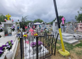 Miles acuden a los Camposantos de Piedras Negras