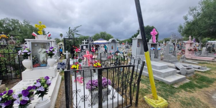 Miles acuden a los Camposantos de Piedras Negras