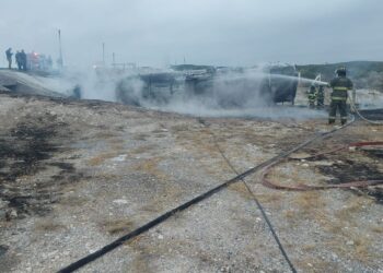 Vuelca y explota tráiler de diésel en Allende, Coahuila; conductor pierde la vida