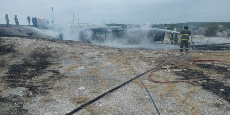 Vuelca y explota tráiler de diésel en Allende, Coahuila; conductor pierde la vida