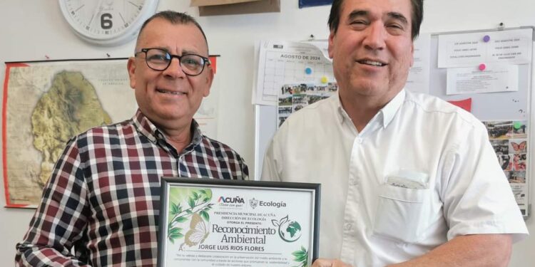 Entregan reconocimiento ambiental a Jorge Luis Ríos Flores