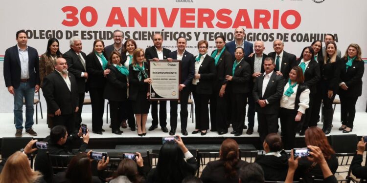 CELEBRA MANOLO 30 AÑOS DEL CECYTE COAHUILA