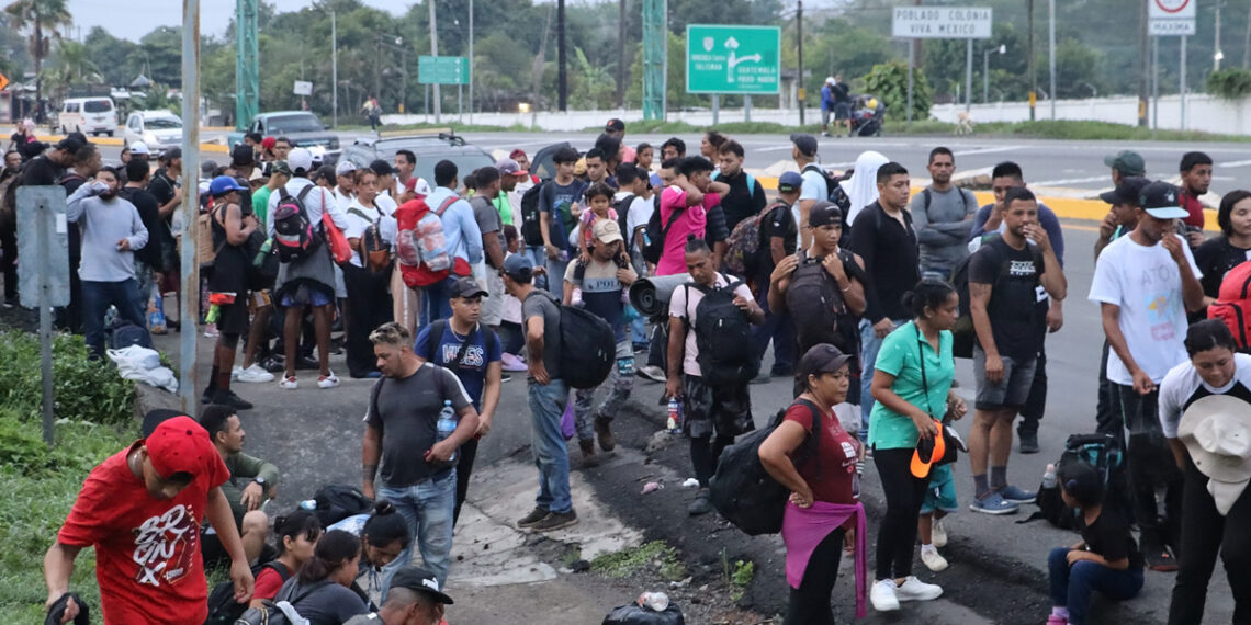 Migrantes caminan en caravana este viernes en el municipio de Tapachula en Chiapas (México). EFE/Juan Manuel Blanco