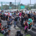Migrantes caminan en caravana este viernes en el municipio de Tapachula en Chiapas (México). EFE/Juan Manuel Blanco