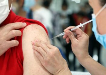 Insiste Salud a población aplicarse vacunas contra Influenza y Covid-19