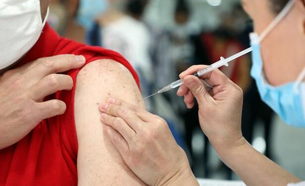 Insiste Salud a población aplicarse vacunas contra Influenza y Covid-19