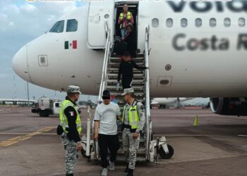 Por la fuerza, pasajero trata de tomar avión de Volaris y desviarlo a EU