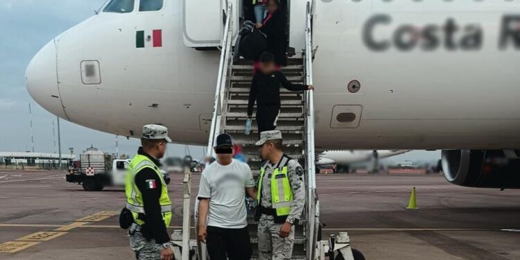 Por la fuerza, pasajero trata de tomar avión de Volaris y desviarlo a EU