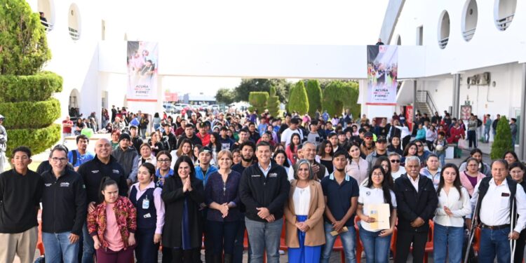 Con Becas premian esfuerzo y dedicación de 1 000 estudiantes